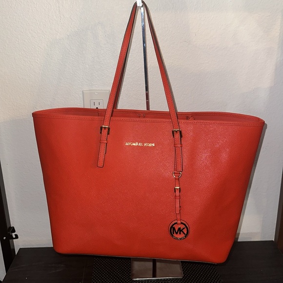 Michael KORS Saffiano Red Leather Tote - Picture 2 of 9